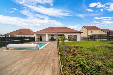 Façade arrière avec piscine