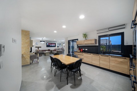 cuisine ouverte sur la pièce de vie